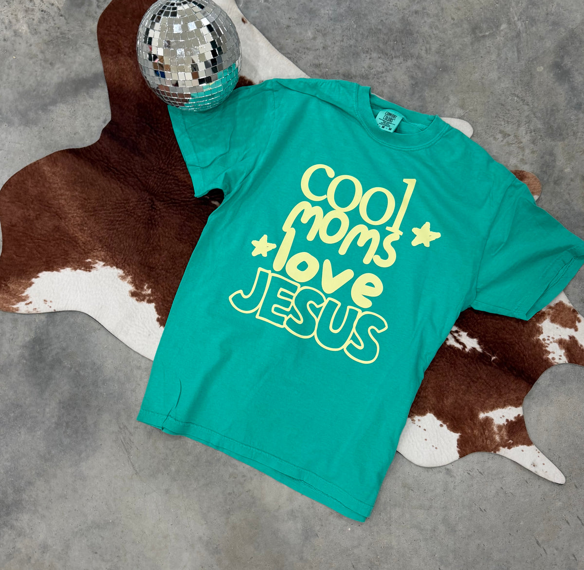 cool moms love Jesus tee